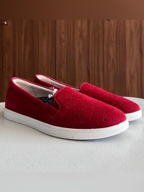 NWOT. REVITALIGN Women’s Carolina Stars Soft Suede Sneaker Size 11B